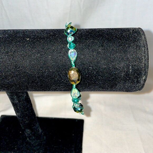 Beaded and wire bracelet - Picture 1 of 5